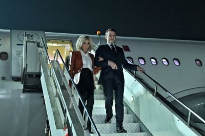 भारत के दौरे पर पहुंचे फ्रांस के राष्ट्रपति इमैनुएल मैक्रों, राफेल विमान सौदा समेत अहम मुद्दों पर चर्चा