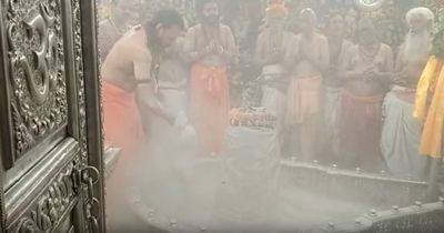 सावन माह के शुभारंभ के साथ महाकाल मंदिर में उमड़ा भक्तों का जनसैलाब, &lsquo;जय महाकाल&rsquo; जयघोष से गूंजा मंदिर