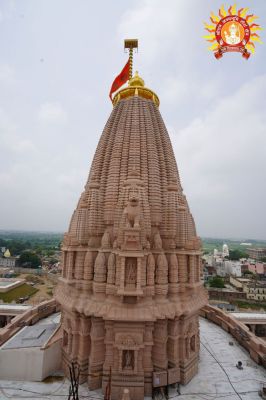 अयोध्या में ऐतिहासिक पल! राम मंदिर के 161 फीट ऊंचे शिखर पर फहरा नया धर्म ध्वज, देखें अलौकिक तस्वीरें
