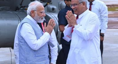प्रधानमंत्री नरेंद्र मोदी के रायपुर पहुंचने पर हेलीपेड पर मुख्यमंत्री भूपेश बघेल ने किया स्वागत